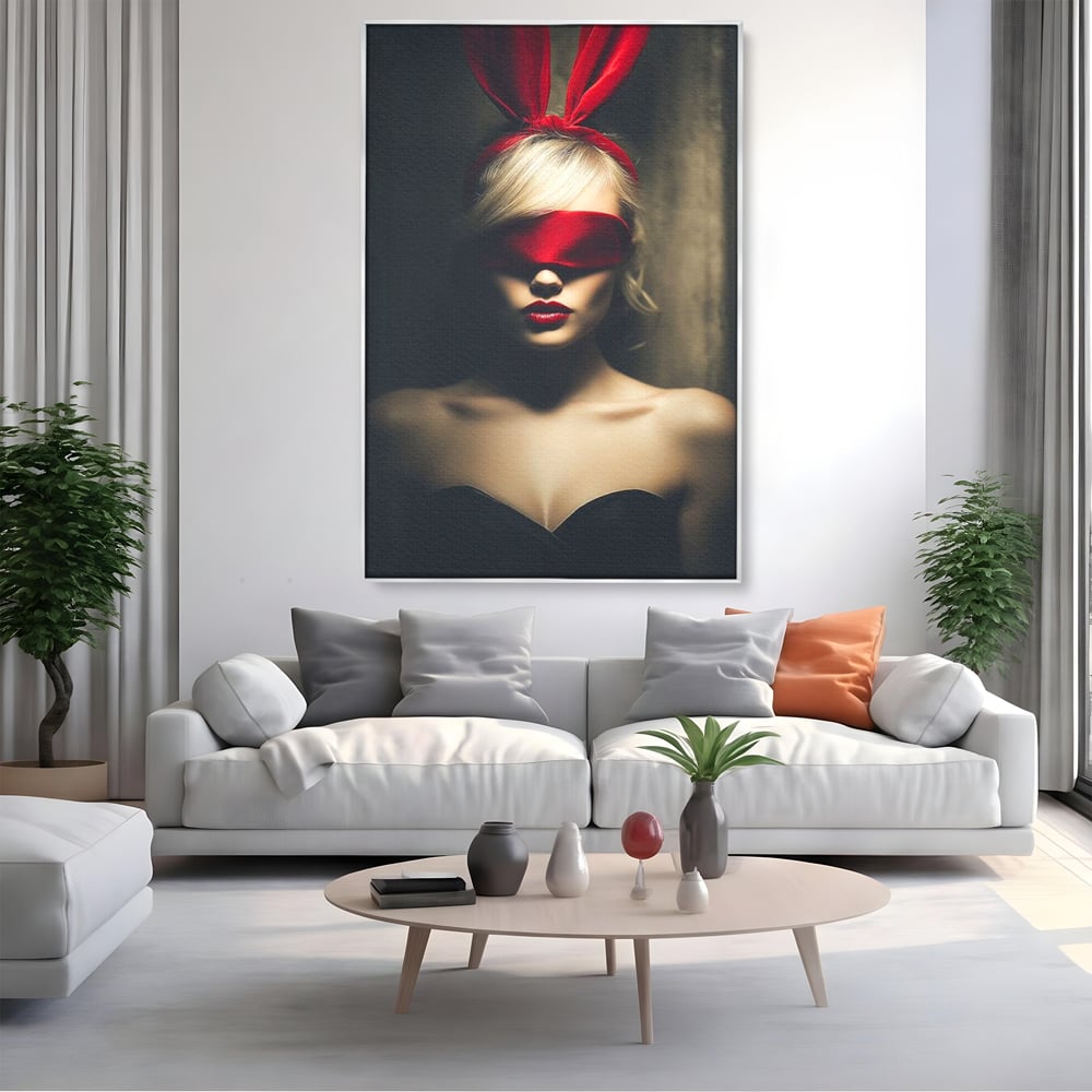 Tablou canvas cu tablou canvas cu femeie si urechi de iepuras, in rama de aluminiu argintiu, pe perete intr-un living